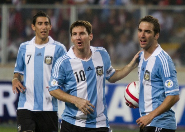Trong phát biểu mới nhất trước trận đấu gặp Uruguay tại vòng loại World Cup 2014 khu vực Nam Mỹ, tiền đạo của Real Madrid Higuain cho rằng là một đặc ân với anh khi được chơi bóng cùng với Messi.